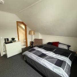1 Bedroom with small bath - Perfect for long distance travel stop, hotel v destinaci Oberthulba