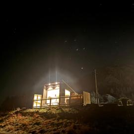 Unik og moderne microhytte med utsikt mot havet 40 A Otterlei Resort, hotel en Longva