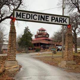 CZ Romantic Medicine Park Coastal Escape w HotTub