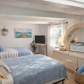 Spacious Studio with Pool access & bathroom kitchen in West Palm Beach