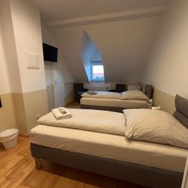 Doppelzimmer-Bad-Kühlschrank TV-18, hotel in Meine