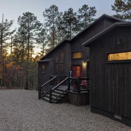 Serene mountain cabin with hot tub and 2 ensuites, hotel u gradu Stephens Gap