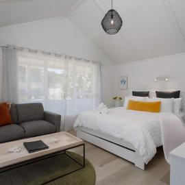 Spacious, Breezy Studio Apartment, Moments from Downtown and Beach, hotel a Mount Maunganui
