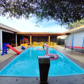 Casa de 3 quartos com piscina, hotel in Laranjeiras do Sul