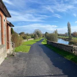 Bright and cozy apartment on Grand Canal Greenway, hôtel à Daingean