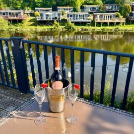 Dillons Lakeside Lodge, hotel sa Caeathro
