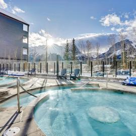 3 Bedroom with Heated Outdoor Pool and Hottub!