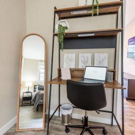 Sleeps 6-Full Kitchen-4 Beds-Big Couch-OfficeSpace