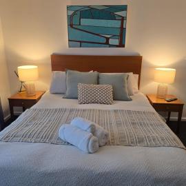 Waterside Studio Apartment- Mandurah - With Jetty, hotel in Mandurah