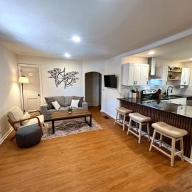 Cozy & Stylish Getaway near ATL, ξενοδοχείο σε Forest Park