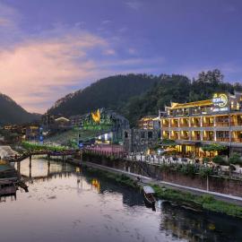 Phoenix Ancient Hill Riverside View Hotel- Offers free one-way high-speed rail pick-up service - Afternoon tea - Self-service laundry - Baggage storage - Travel planning, hotel em Fenghuang