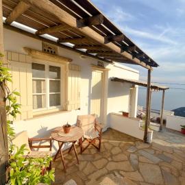 Katastega Tinos, hotel in Istérnia