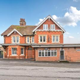 The Old Railway Hotel, hotell i Porton