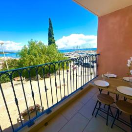Appartement pieds dans l'eau sur Port de Plaisance, hotel in Sari Solenzara