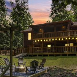 Large Cabin to Enjoy in Coosawattee River Resort, khách sạn ở Ellijay