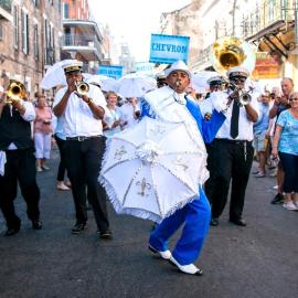 Drop Your Bags In Your 2 Bdrm, 2 Full Bath Condo In French Quarters Prime Location, hotel in New Orleans