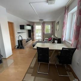 Charmante Ferienwohnung in Wimpassing Friedburg, Erdgeschoss mit großzügigen Garten