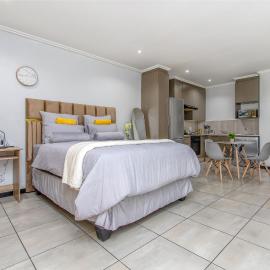 Work & Stay Spacious Sandton 1Bed Room Fast WiFi & Pool, hotel in Sandton