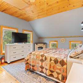 Big Red Cottage with Overflow Unit Near Sunapee and New London, Hotel in New London