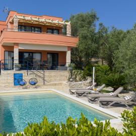 Apartment Serenity with Private Pool Near the Beach, hotel a Poljana