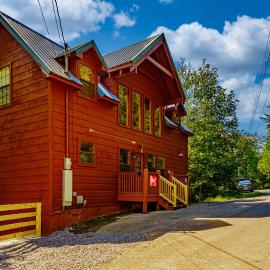 Goonies Cove - Spacious 4BR Cabin Arcade, Pool Table & Hot Tub!, hotel in Sevierville