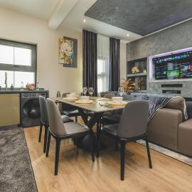 Luxury 2-Bed Apartment - Stylish Comfort and Design