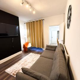Spacious 3 Bed , Free Parking , Fast WiFi , Long Stays, hotel a Kettering