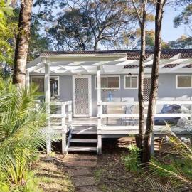 A Classic Beach House - Waterfront Access and Short Walk to Beach, hotel a Mossy Point