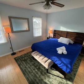 The White Door 2-bedroom townhouse near VT & RU, Hotel in Radford