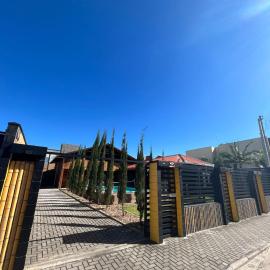 SPA Rossett em Itapoá - Luxo e conforto c piscina, hidromassagem e cromoterapia, p 22 pessoas!, hotel a Itapoa