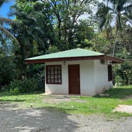 Cabaña junto al río, Hotel in Naranjito
