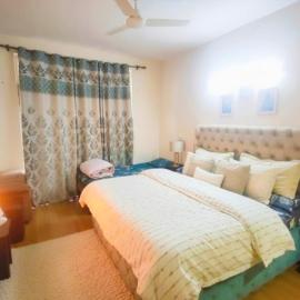 3 BHK Condo For Family On Manali Expressway, hotel en Lāndrān