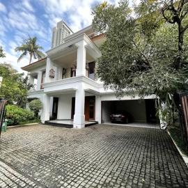 Large Garden Oasis Home in Kemang, Hotel in Jakarta