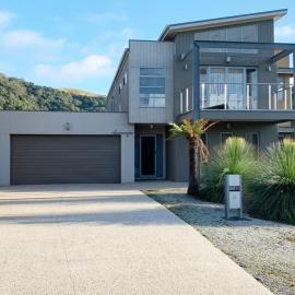 Large Five Bdrm Home Near Beach