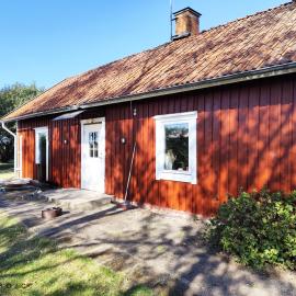 Charming red cottage in Vaderstad SE10024, hotel a Väderstad