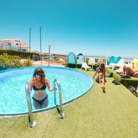 HI Arrifana Destination Hostel, hotel di Aljezur