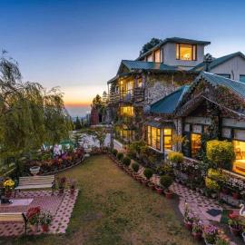 Villa Mountain Crest Kasauli with Treehouse , Sundeck & Breakfast, hotel em Dagshai