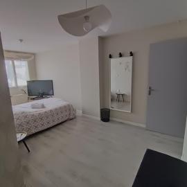 Chambre cosy , garage sécurisé pour deux-roues، فندق في تول