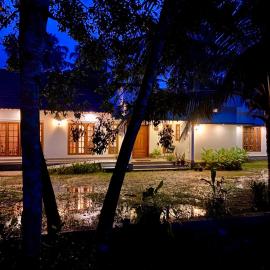 Neelathamara - The Riverside Villa, ξενοδοχείο σε Trikunnapuzha