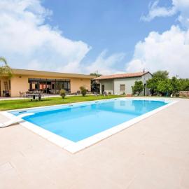 Villa Germano con piscina, Hotel in Solarino