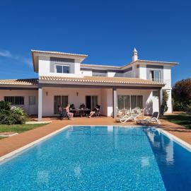 Villa Montanha, 4 Bedroom Villa, with swimming pool, loungers and alfresco dining, 20 min walk to the beautiful Praia da Luz Beach, Shops, Bars and Restaurants!