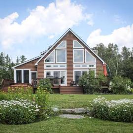 Gingerbread House on Mooselookmeguntic Lake, hotel em Rangeley