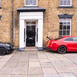 Rugby 1-BR Apt, Parking, City Centre, Sleeps 3