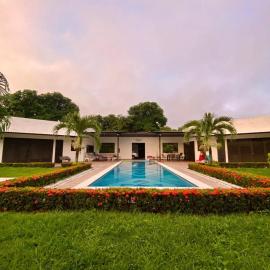 Extraordinaria casa con piscina y pura naturaleza Honda, khách sạn ở Honda