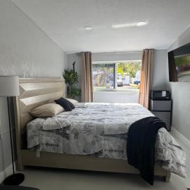 Private Studio with Patio-King Bed, Near Beach & Casinos, hotel in Hollywood