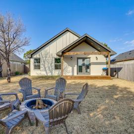< 2 Mi to Lake Granbury! Family Home w/ Large Yard