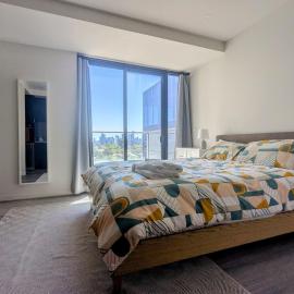 South Yarra Studio - Free Parking, Gym & Balcony Views