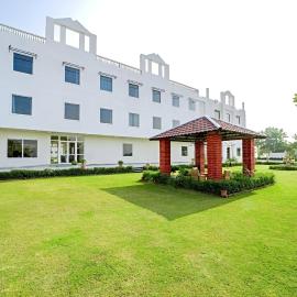 Riviera Grassfield Resort, hotel em Mahlān