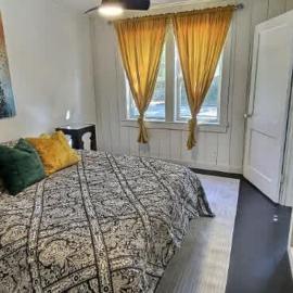Luxury Island Bungalow MINS to Beach & UF Flagler Hospital
