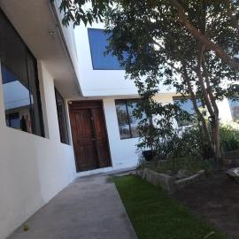 Casa completa de 4 habitaciones cerca a la Mitad Del Mundo, hotel em Hacienda Rumicuchu